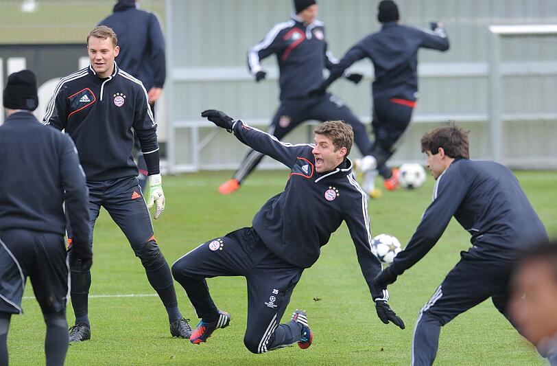 Voller Einsatz - Thomas Müller kämpft artistisch um den Ball.
