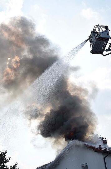 Die Bilder vom Dachstuhlbrand in Hofolding am Dienstagmittag.
