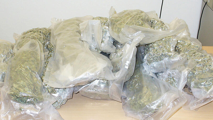 Der Fund des Zolls: Mehrere Päckchen mit rund zehn Kilogramm Marihuana. Der Fund des Zolls: Mehrere Päckchen mit rund zehn Kilogramm Marihuana.