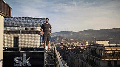 Über den Dächern von Turin: Sami Khedira war der erste Profi, für den Rummenigge einen Court auf der Dachterrasse anfertigte.