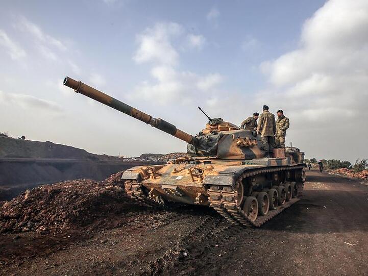 Ein Panzer der türkischen Armee steht im Norden Syriens. Die USA seien bereit, einen "einseitigen Einmarsch" der Türkei zu verhindern.
