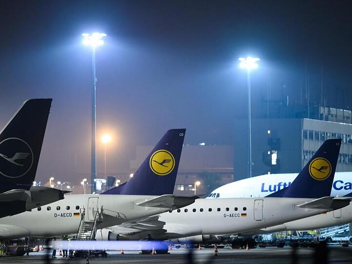 Passagiermaschinen der Fluggesellschaft Lufthansa stehen auf dem Gelände des Flughafen Frankfurt. Foto: Silas Stein/dpa/Archivbild