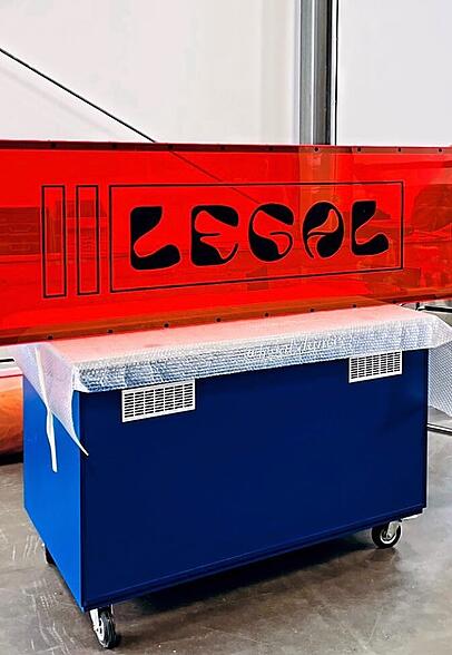 "LEGAL": Das Schild, das mittlerweile draußen über dem Club-Eingang hängt. "LEGAL": Das Schild, das mittlerweile draußen über dem Club-Eingang hängt.