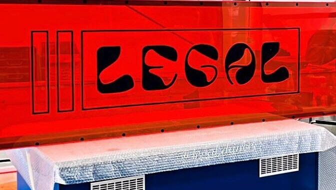 "LEGAL": Das Schild, das mittlerweile draußen über dem Club-Eingang hängt. "LEGAL": Das Schild, das mittlerweile draußen über dem Club-Eingang hängt.
