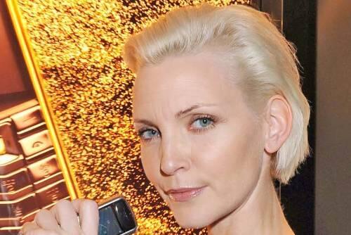 Wer hätte nicht gern ihre Nummer? Nadja Auermann bei &bdquo;Vertu&ldquo;. Sie hat zwei Handys, ist aber zu konservativ erzogen, um sich das Diamant-Handy zu gönnen.
