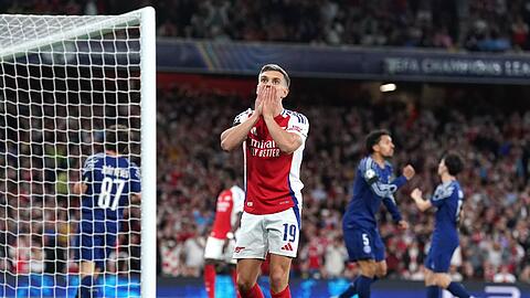 Arsenal-Stürmer Leandro Trossard vergibt im Hinspiel gegen Paris Saint-Germain eine Chance.