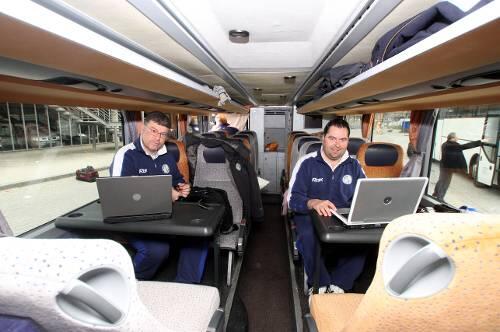 Mit Laptop und Trainingsanzug: EHC-Coach Pat Cortina (l.) und Manager Christian Winkler vor der Abfahrt zum Playoffspiel nach Bremerhaven.