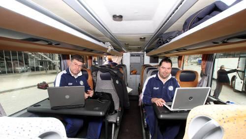 Mit Laptop und Trainingsanzug: EHC-Coach Pat Cortina (l.) und Manager Christian Winkler vor der Abfahrt zum Playoffspiel nach Bremerhaven. Mit Laptop und Trainingsanzug: EHC-Coach Pat Cortina (l.) und Manager Christian Winkler vor der Abfahrt zum Playoffspiel nach Bremerhaven.