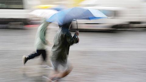 Im äußersten Süden kann es nass und gewittrig werden. Für München ist der Regen bereits ab 16 Uhr angekündigt, richtig ungemütlich wird es erst am Donnerstag. (Symbolbild)