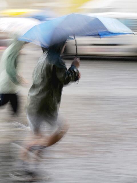 Hamburg oder München: In welcher Stadt fällt mehr Regen? (Symbolbild)