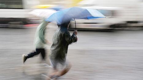 Im äußersten Süden kann es nass und gewittrig werden. Für München ist der Regen bereits ab 16 Uhr angekündigt, richtig ungemütlich wird es erst am Donnerstag. (Symbolbild)