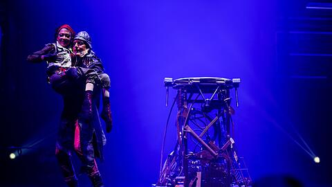 Ehemann Didier Dvorak, der ebenfalls gelernter Akrobat ist, unterst&uuml;tzt Pan bei ihrem Auftritt.