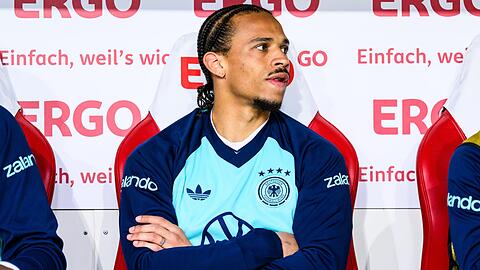 F&uuml;r Leroy San&eacute;, hier auf der Ersatzbank gegen Finnland, k&ouml;nnten sich die WM-Aussichten schlagartig ver&auml;ndern. (Archivbild)