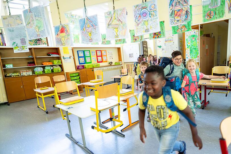 Für die Kinder der 1d an der Städtischen Grundschule am Steigerweg in Mülheim an der Ruhr beginnt mit der Einschulung eine aufregende und herausfordernde Zeit. Für die Kinder der 1d an der Städtischen Grundschule am Steigerweg in Mülheim an der Ruhr beginnt mit der Einschulung eine aufregende und herausfordernde Zeit.
