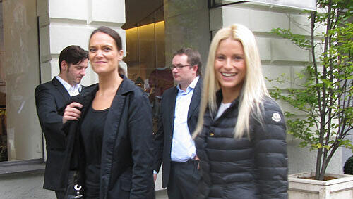 Unterwegs in der Münchner Altstadt: Michelle Hunziker mit Agentin Petra Maus. Unterwegs in der Münchner Altstadt: Michelle Hunziker mit Agentin Petra Maus.