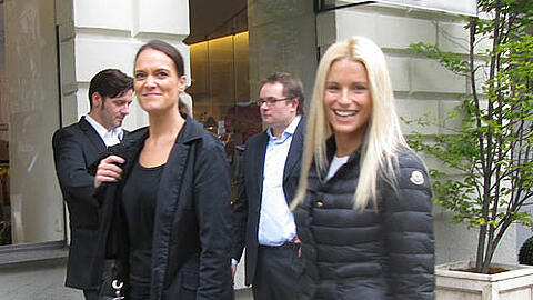 Unterwegs in der Münchner Altstadt: Michelle Hunziker mit Agentin Petra Maus.