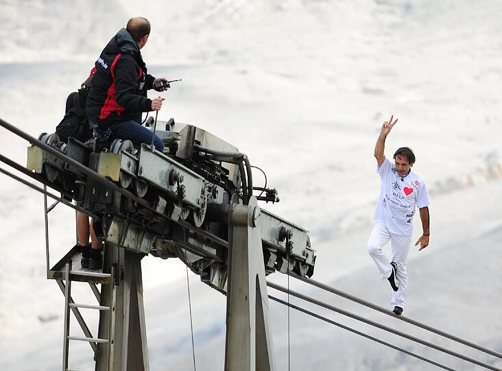 Längster und höchstgelegener Seillauf ohne Balancierstange: Der schweizer Seilläufer Freddy Nock lief am höchsten Berg Deutschlands über ein 50 Millimeter dickes Drahtseil der Gletscherbahn, die vom Zugspitzplatt bis zur Gipfelstation führt - ohne Sicherung und Balancierstange auf einer Länge von 995 Meter bei 348 Metern Höhendifferenz. Überwundene Steigung: streckenweise bis zu 57 Prozent.