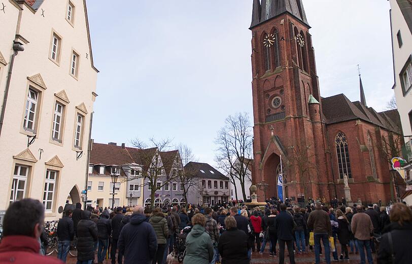 Die Stadt Haltern und die Kirchen haben zu einem Trauergottesdienst für die Opfer der Flugzeugkatastrophe in Frankreich eingeladen.