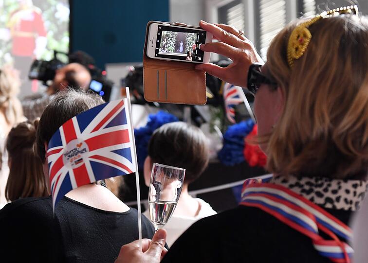 Public Viewing in München zur Hochzeit von Prinz Harry und Meghan Markle. Die Bilder.