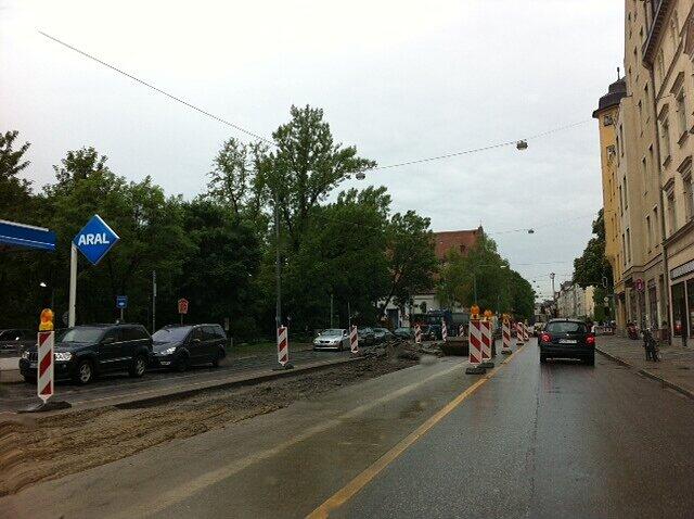 An der Araltankstelle hinter der Wittelsbacherbrücke haben die Arbeiten in der vergangenen Woche begonnen. Hier der Ist-Zustand am Montagmorgen.