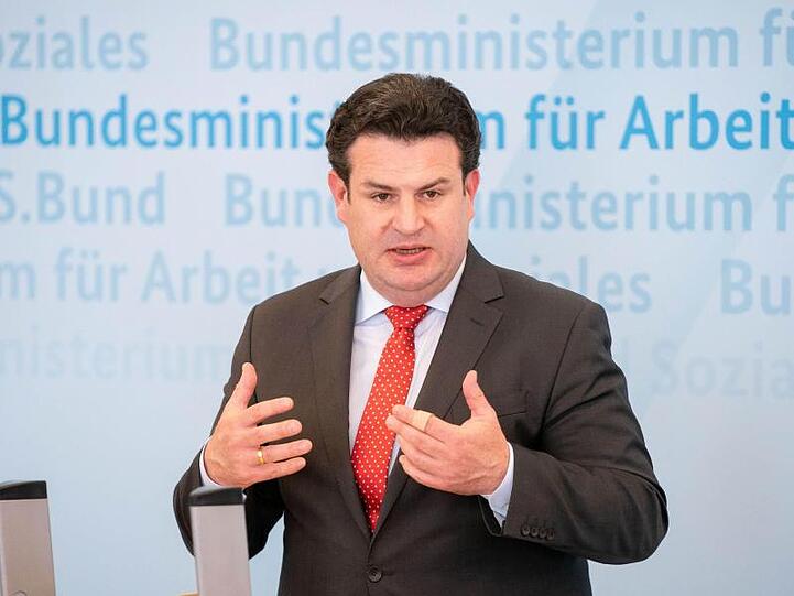 Hubertus Heil (SPD), Bundesminister für Arbeit und Soziales, gibt eine Pressekonferenz in seinem Ministerium.