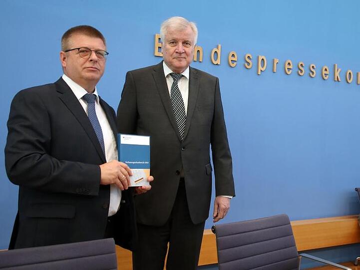 Innenminister Seehofer (r) und Verfassungsschutzpräsident Haldenwang stellen in Berlin den Verfassungsschutzbericht 2018 vor.