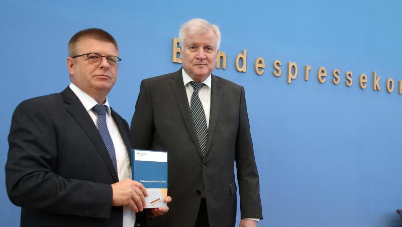 Innenminister Seehofer (r) und Verfassungsschutzpräsident Haldenwang stellen in Berlin den Verfassungsschutzbericht 2018 vor. Innenminister Seehofer (r) und Verfassungsschutzpräsident Haldenwang stellen in Berlin den Verfassungsschutzbericht 2018 vor.