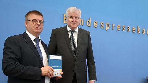 Innenminister Seehofer (r) und Verfassungsschutzpräsident Haldenwang stellen in Berlin den Verfassungsschutzbericht 2018 vor.
