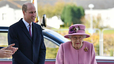Queen Elizabeth II. und Prinz William in Porton Down.