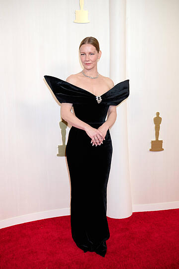 Sandra Hüller: Auch wenn unsere zu Recht nominierte deutsche Schauspielerin ohne Oscar nach Hause ging, in der Kategorie "Red Carpet Look" hätte ich ihr einen verliehen. Die Schiaparelli-Robe und der dezent gewählte Schmuck von Cartier zeigen Eleganz in Perfektion.