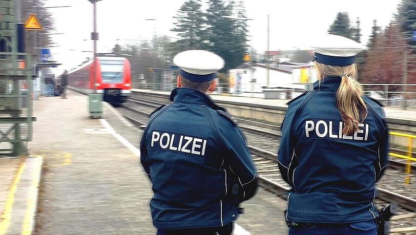 An der S-Bahn-Station Ottobrunn ist ein 20-jähriger Mann von einem Zug oder einer S-Bahn erfasst und schwer verletzt worden. Bei einer Notoperation mussten die Ärzte einen Fuß amputieren. (Symbolbild)