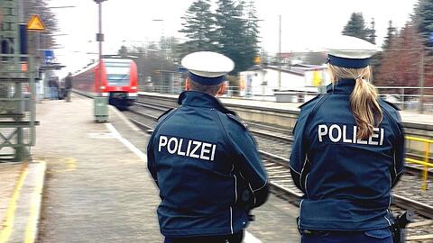 An der S-Bahn-Station Ottobrunn ist ein 20-jähriger Mann von einem Zug oder einer S-Bahn erfasst und schwer verletzt worden. Bei einer Notoperation mussten die Ärzte einen Fuß amputieren. (Symbolbild)