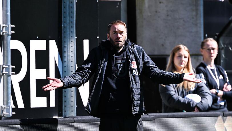 Was nun? Regensburgs Trainer Andreas Patz kassiert mit seinem Team eine klare Pleite.
