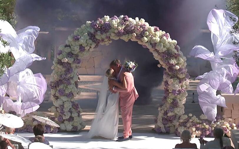 Ein Hochzeitskuss besiegelt Peggys und Steffs Liebe. Fehlt nur noch das Ja auf dem Standesamt.