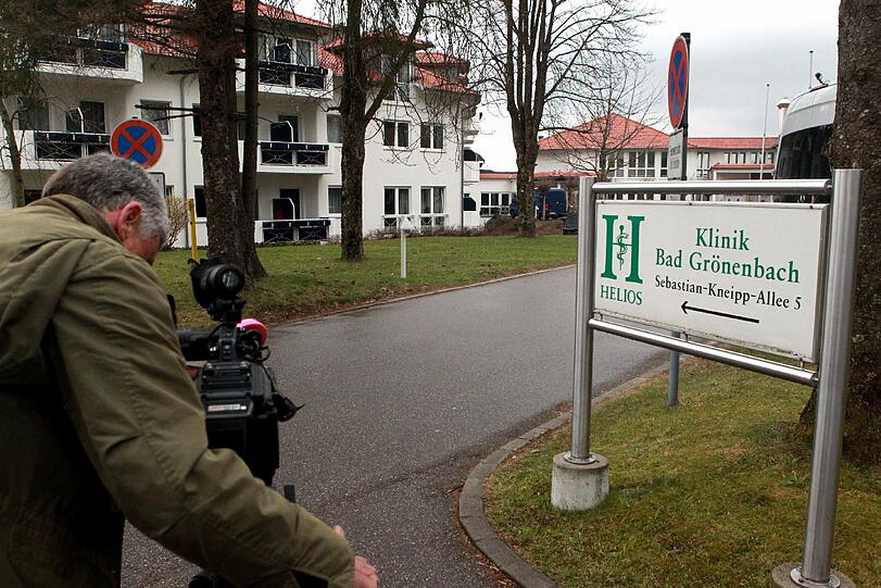 Ein Kameramann filmt die Fachklinik: Der Mordfall hat für immense Aufruhr gesorgt.