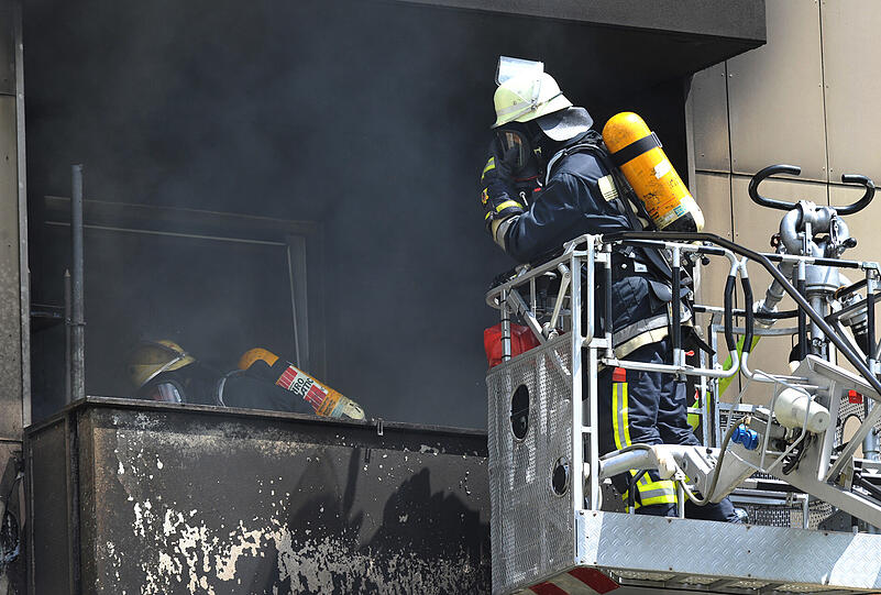Drei Bewohner bei Explosion in Haus verletzt: In Altdorf ist eine Wohnung in die Luft geflogen. Die Bilder.