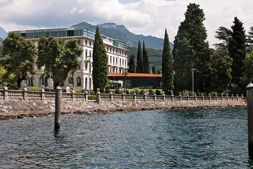 Die Bayern residieren heuer erstmals im gerade erst nach langer Renovierungsphase wieder eröffneten Lido Palace, das selbstredend ein Hotel der Fünfsterne-Kategorie ist. Alle 42 Zimmer und Suiten der schlossähnlichen Anlage (Zimmerpreis normalerweise ab 396 Euro die Nacht, die Honeymoon-Suite kostet knapp 1000 Euro pro Nacht und Person) direkt am See sind für die Spieler, Trainer und Betreuer geblockt. Das im 19. Jahrhundert erbaute Gebäude war einst das erste Haus am Ort und ist es wieder. Gäste sind weder erwünscht noch zugelassen. Die Medien- und Fantermine finden im &bdquo;Hotel Du Lac et du Parc&ldquo; statt, in dem die Bayern die letzten zwei Jahre residierten.