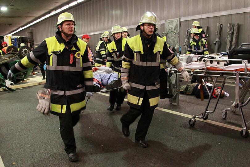 Ein schwerer Autounfall im Tunnel, klaffende Wunden, schreiende Verletzte: Rettungskräfte haben den Ernstfall im Richard-Strauss-Tunnel geprobt. Die AZ war dabei und hat den großen Übungseinsatz verfolgt.