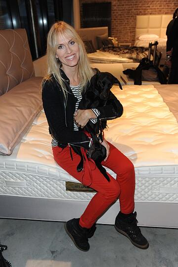Noemi Matsutani mit Hund Mila bei der Eröffnung des Betten Concept Store am 29.08.2013 in München.