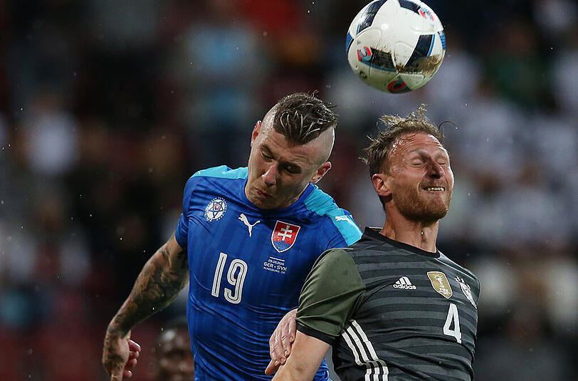 Benedikt Höwedes: Ohne Note. Der Schalker kam nach 64 Minuten für Boateng, durfte fleißig mitrutschen.
