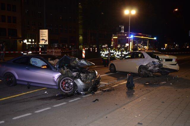 Die von AMG getunte C-Klasse ist schrottreif, das weggerammte Taxi ebenfalls.