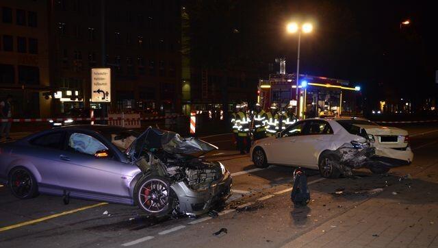 Die von AMG getunte C-Klasse ist schrottreif, das weggerammte Taxi ebenfalls. Die von AMG getunte C-Klasse ist schrottreif, das weggerammte Taxi ebenfalls.