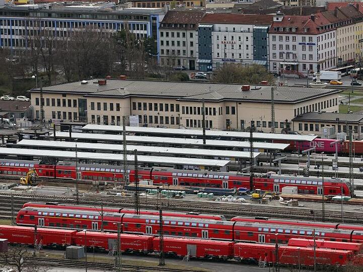 Blick auf den Würzburger Hauptbahnhof. Foto: Karl-Josef Hildenbrand/dpa/Archivbild