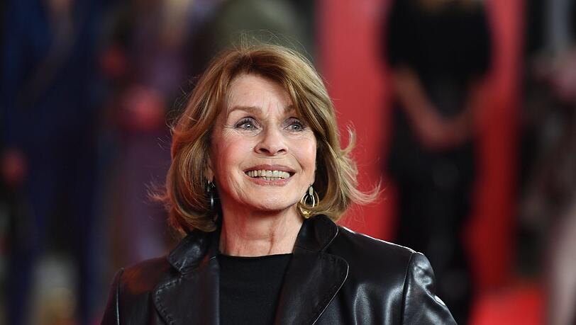 Die in Wien geborene Senta Berger gab 1950 ihr Filmdebüt. Von 1962 bis 1969 lebte sie in Hollywood, spielte dann wieder in Europa, u. a. mit Alain Delon oder in Salzburg die Buhlschaft