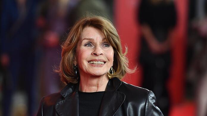 Die in Wien geborene Senta Berger gab 1950 ihr Filmdebüt. Von 1962 bis 1969 lebte sie in Hollywood, spielte dann wieder in Europa, u. a. mit Alain Delon oder in Salzburg die Buhlschaft