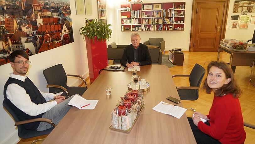 OB Dieter Reiter empfängt AZ-Rathausreporterin Christina Hertel (r.) und Lokalchef Felix Müller zum Gespräch in seinem Büro. OB Dieter Reiter empfängt AZ-Rathausreporterin Christina Hertel (r.) und Lokalchef Felix Müller zum Gespräch in seinem Büro.