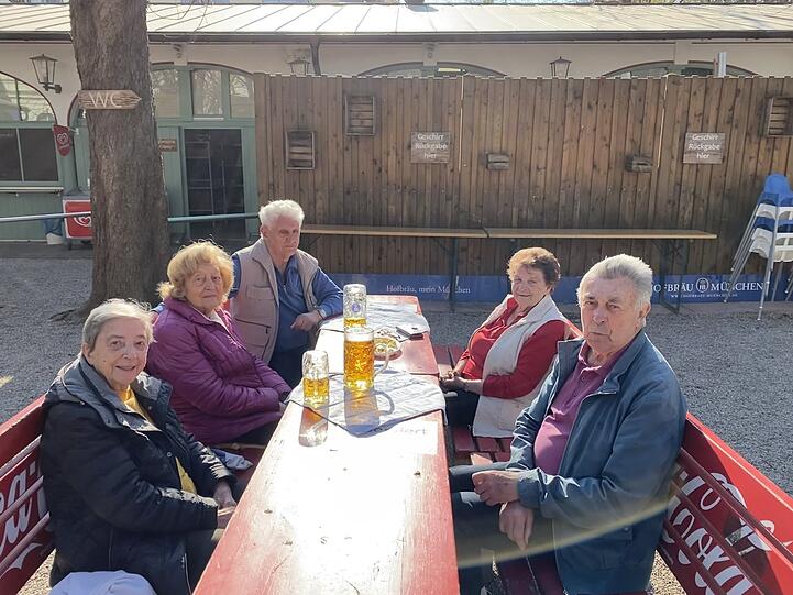 Stammrunde: Erika Will (82), Karl Wintersberger (85), Carla Brunner (87), Irmgard Voll (91), Johann Will (83) und Karl Wintersberger (85) treffen sich fast täglich am Wiener Platz.