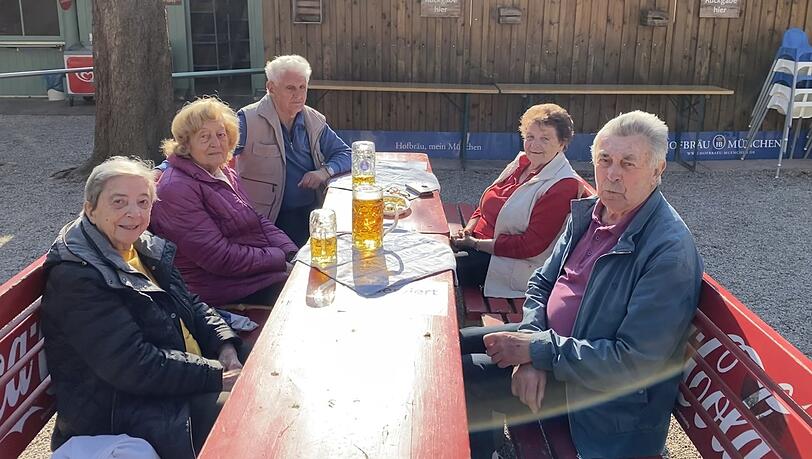 Stammrunde: Erika Will (82), Karl Wintersberger (85), Carla Brunner (87), Irmgard Voll (91), Johann Will (83) und Karl Wintersberger (85) treffen sich fast täglich am Wiener Platz. Stammrunde: Erika Will (82), Karl Wintersberger (85), Carla Brunner (87), Irmgard Voll (91), Johann Will (83) und Karl Wintersberger (85) treffen sich fast täglich am Wiener Platz.