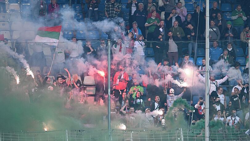 Die Augsburger Fans zünden Pyrotechnik. Die Augsburger Fans zünden Pyrotechnik.