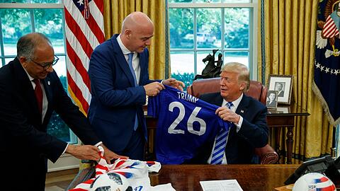 Carlos Cordeiro (l), Präsident des US-Fußballverbandes, und FIFA-Präsident Gianni Infantino (M) bei einem Termin beim damaligen US-Präsidenten Donald Trump.